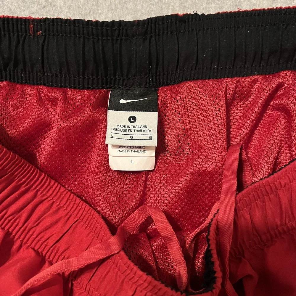 Nike Shorts Men's Large Red Swim Trunks Drawstring Pockets Swoosh Lined Cargo